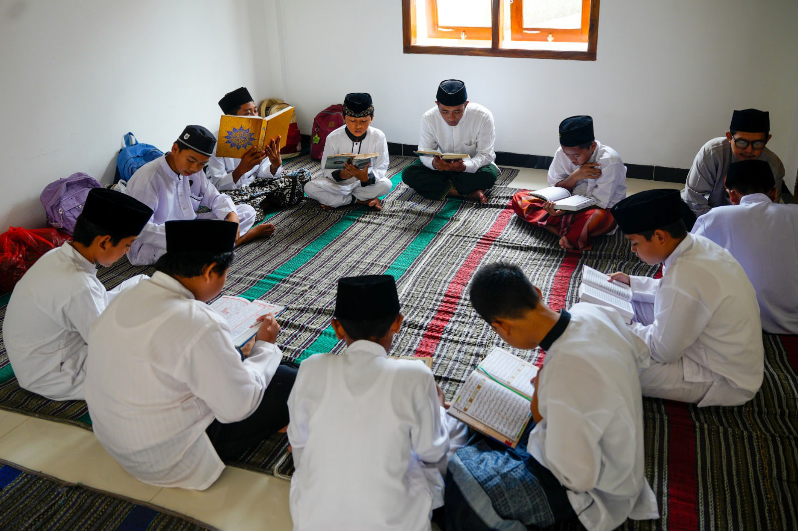 RAMADAN: Aktivitas siswa SD dan SMP di Kota Madiun selama bulan puasa. Mereka mengikuti program 1.000 khatam Alquran dan pondok pesantren. (BAGAS BIMANTARA/JAWA POS RADAR MADIUN)