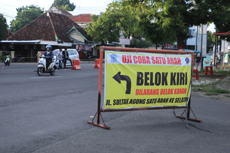 GANTI : Uji coba tahap dua one way mengisyaratkan perubahan arah arus lalin, rambu-rambu baru tengah disiapkan.
