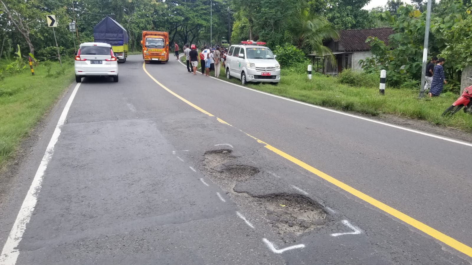 NAHAS: TKP kecelakaan yang mengakibatkan pemotor meninggal dunia di Jalan Raya Ngawi-Solo, tepatnya di Desa Pengkol, Mantingan, Ngawi, Sabtu (16/3). (ISTIMEW)