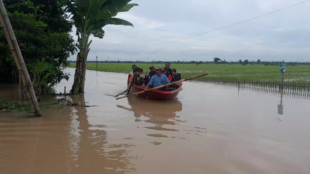LAKA AIR: Petugas Damkar Ngawi dan warga melakukan pencarian korban yang diduga hanyut di sungai Bengawan Madiun, beberapa waktu lalu.