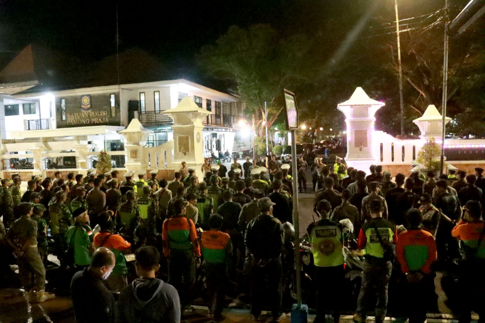 RATUSAN PEMUDA: Massa peserta ronthek gugah sahur memadati kawasan alun-alun Pacitan. (NUR CAHYONO/RADAR PACITAN)