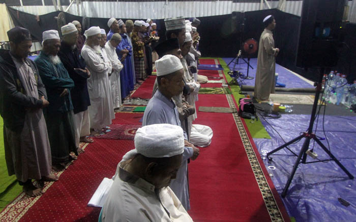 KHUSYUK: Puluhan jemaah salat tarawih di Ponpes Al Fatah Temboro dengan bacaan 30 juz.