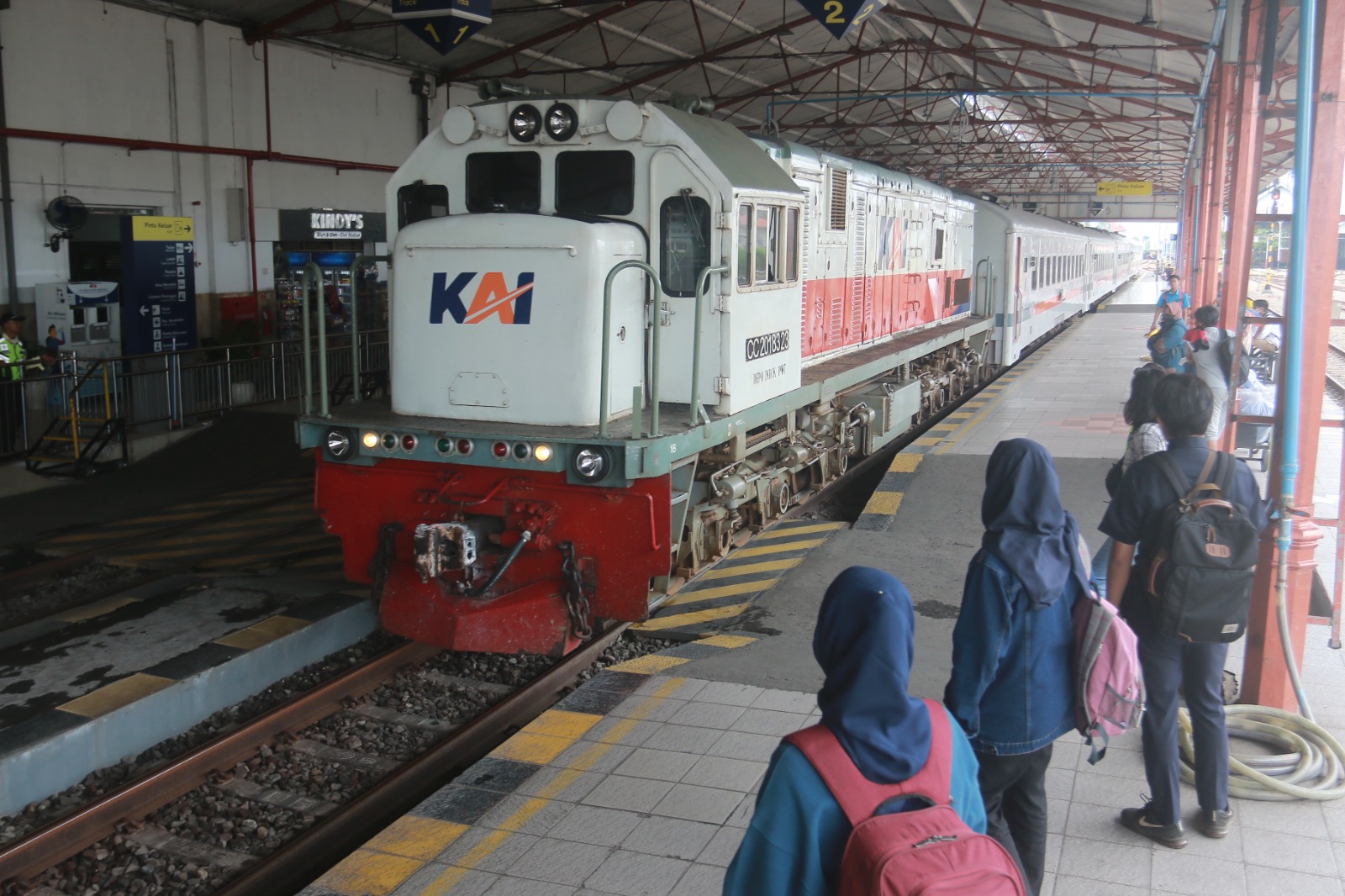 MODA TRANSPORTASI: Para penumpang menunggu kedatangan kereta api di Stasiun Madiun. (BAGAS BIMANTARA/RADAR MADIUN)