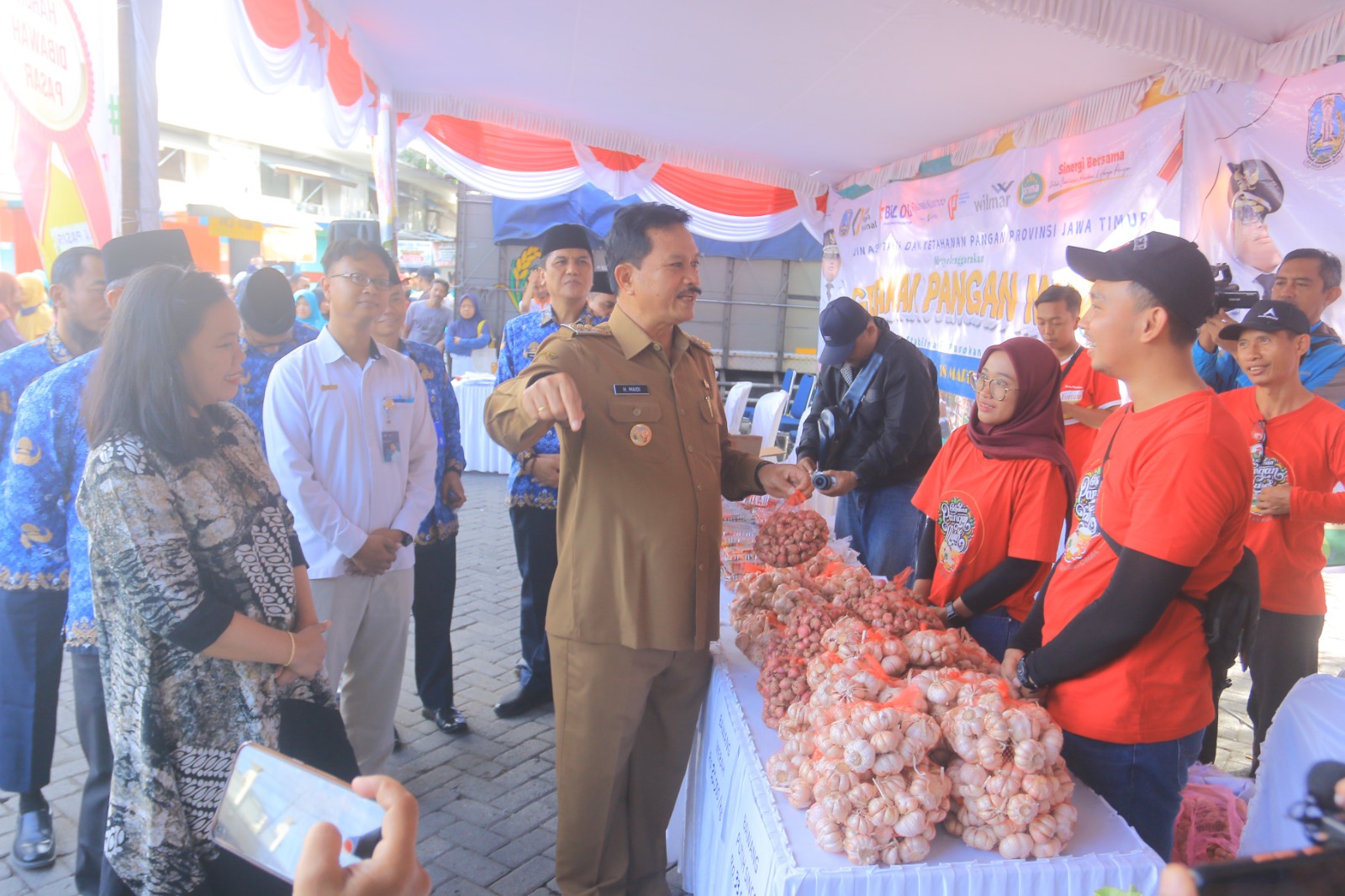 BAGAS BIMANTARA/JAWA POS RADAR MADIUN KEBUTUHAN PANGAN: Suasana pasar stabilisasi pasokan dan harga pangan di Kota Madiun kemarin.