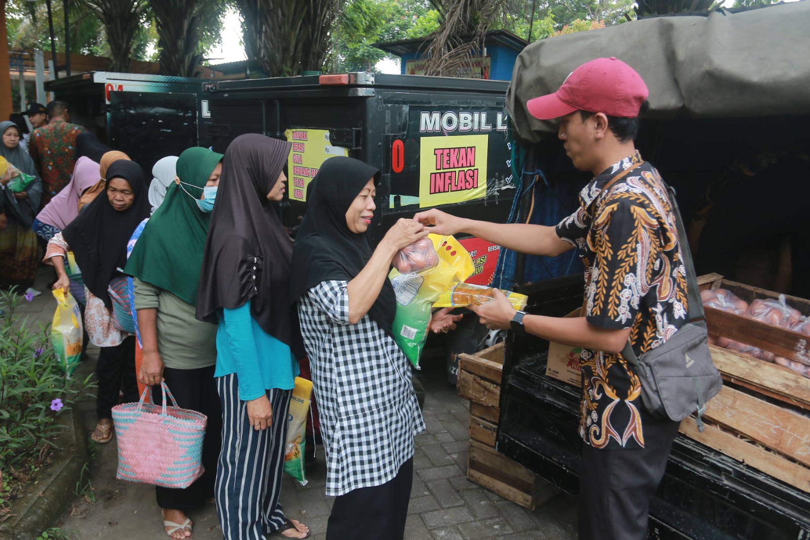 TEKAN INFLASI: Penyaluran subsidi bapok Pemkot Madiun. Warga penerima merupakan rekomendasi lurah. (BAGAS BIMANTARA/JAWA POS RADAR MADIUN)