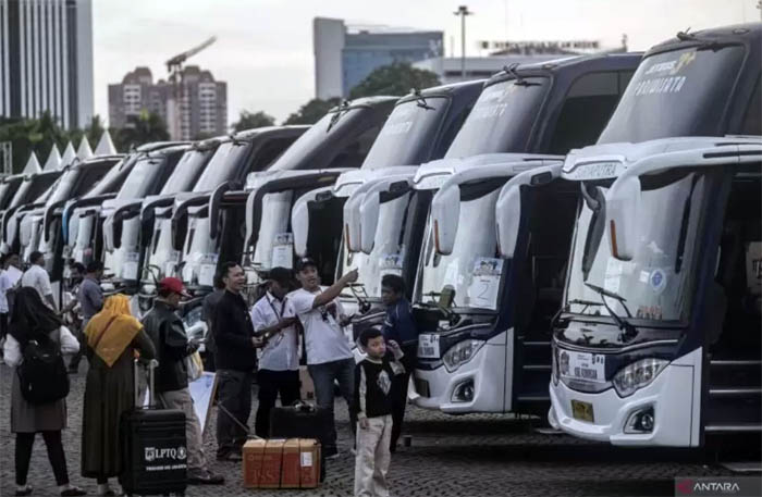 ILUSTRASI: Pemudik antrr masuk bus saat mengikuti program Mudik Gratis DKI Jakarta.