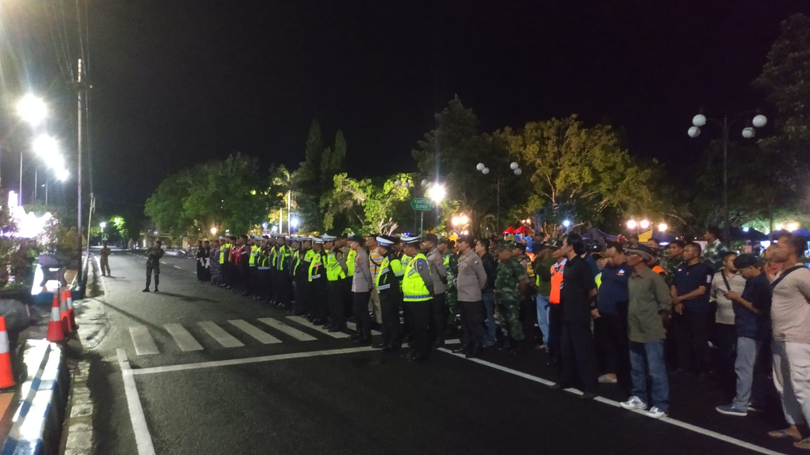 AGAR TERTIB: Polres Pacitan melaksanakan apel gelar pasukan pengamanan ronthek gugah sahur pada Minggu (17/3) dini hari kemarin.&nbsp;(NUR CAHYONO/RADAR PACITAN)&nbsp;