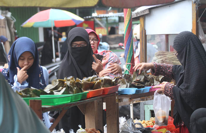 SEBELUM MAGRIB: Para santri dan warga berburu takjil di Jalan Madinah atau di kawasan Ponpes Al-Fatah Temboro, Magetan, Sabtu (16/3) lalu.