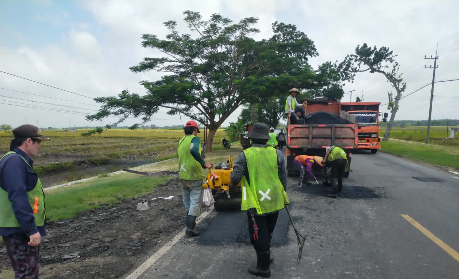 DITAMBAL: Tim patching dikerahkan untuk menambal lubang jalan di Ngawi beberapa waktu lalu.