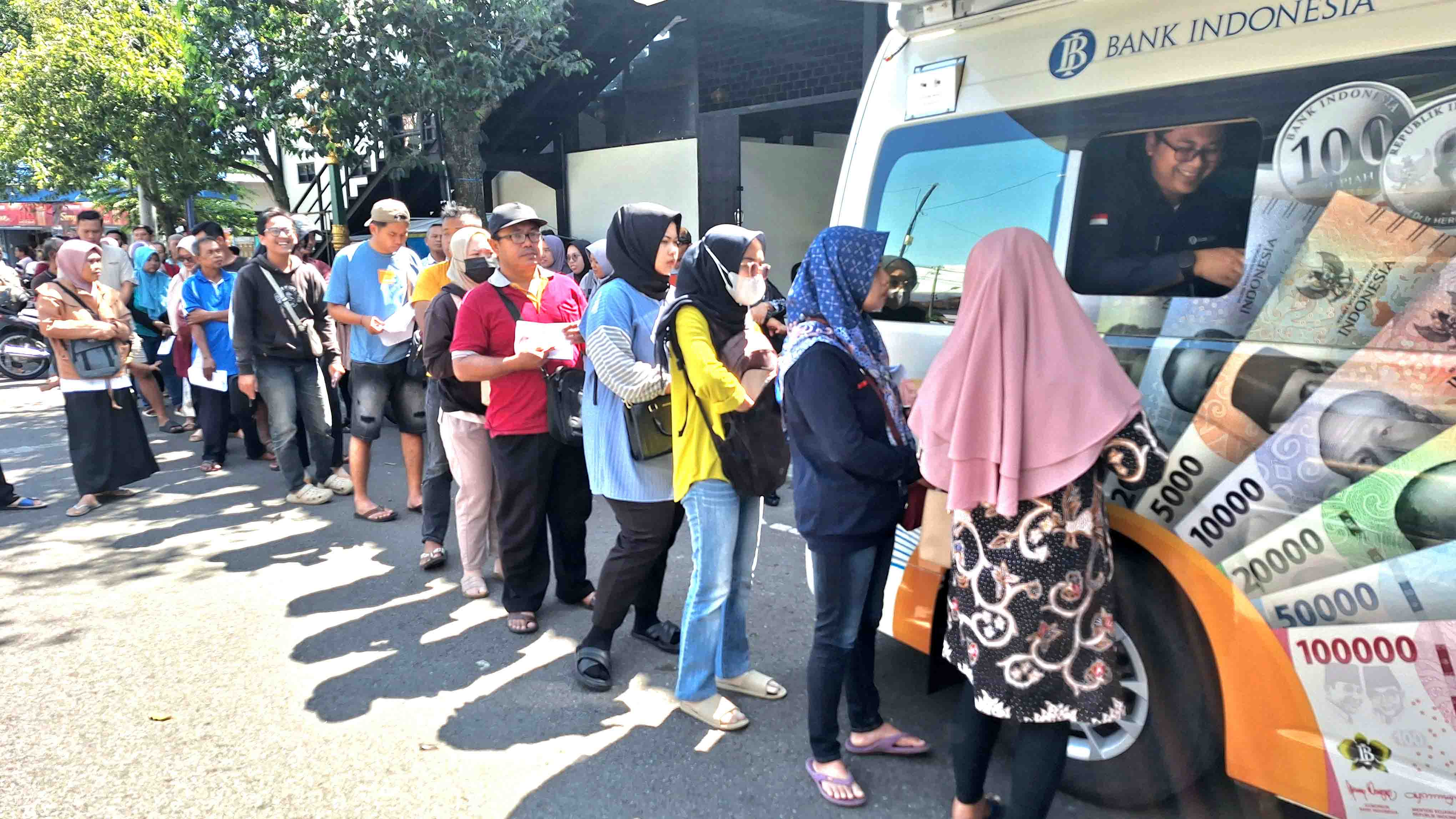 MENGULAR: Warga Magetan mengantre penukaran uang baru di mobil kas keliling Bank Indonesia di Pasar Baru Magetan, Rabu (20/3).