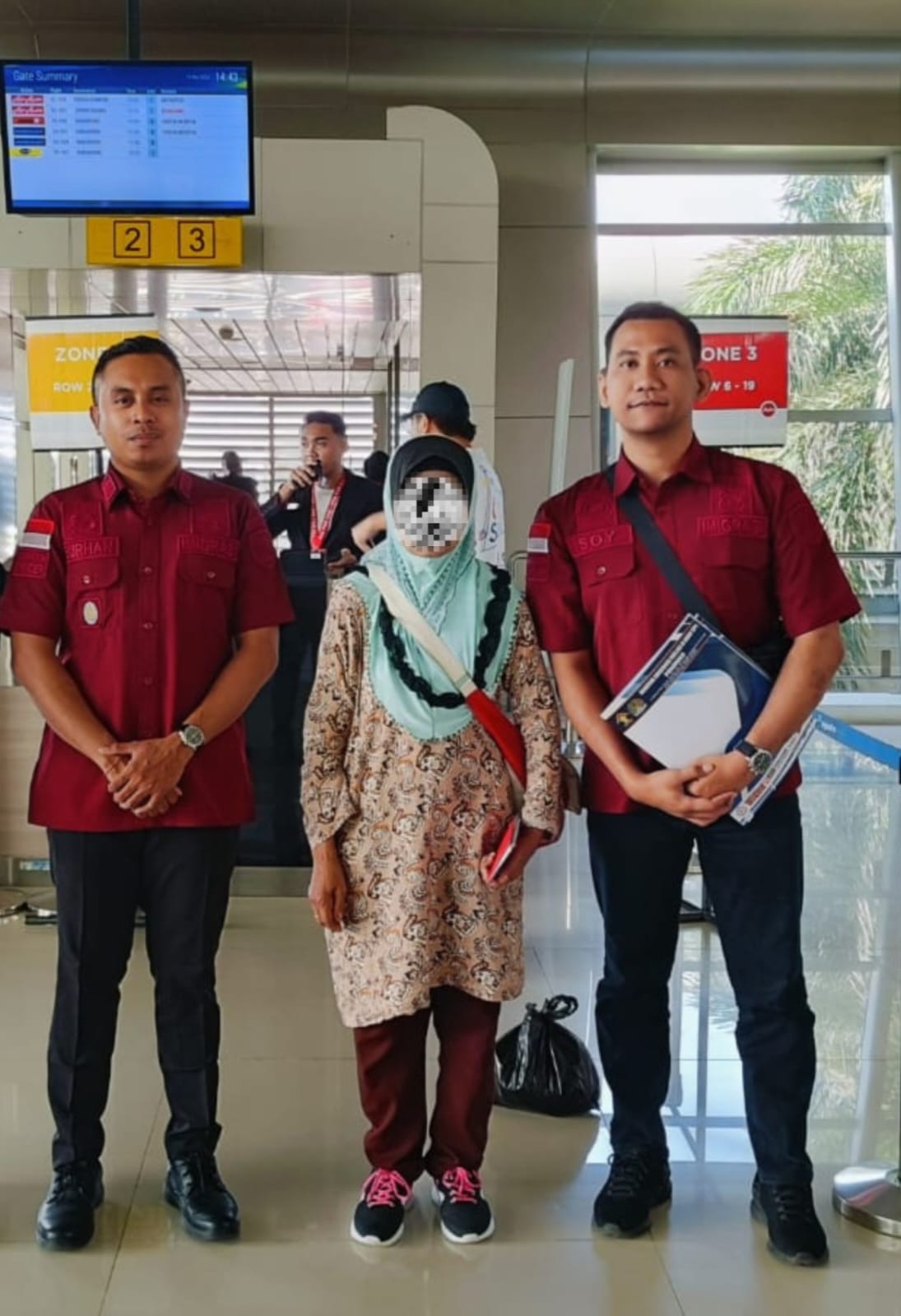PULANG: Petugas bersama seorang WNA Malaysia yang dideportasi dari Bumi Reog. (KANTOR IMIGRASI PONOROGO)