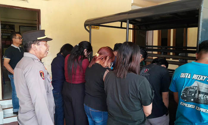 TERJARING RAZIA: Polsek Kwadungan menciduk pemandu lagu dan tamu tempat karaoke di Kwadungan dalam operasi pekat, Rabu (20/3) dini hari.