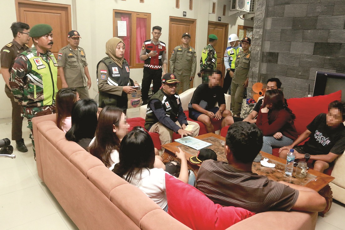 OJO DIBALENI: Para penghuni kamar kos di Jalan Kemuning, Kelurahan Oro-Oro Ombo diberikan pembinaan oleh petugas Satpol PP saat razia gabungan pada Senin (18/3) malam lalu. (BAGAS BIMANTARA/RADAR MADI