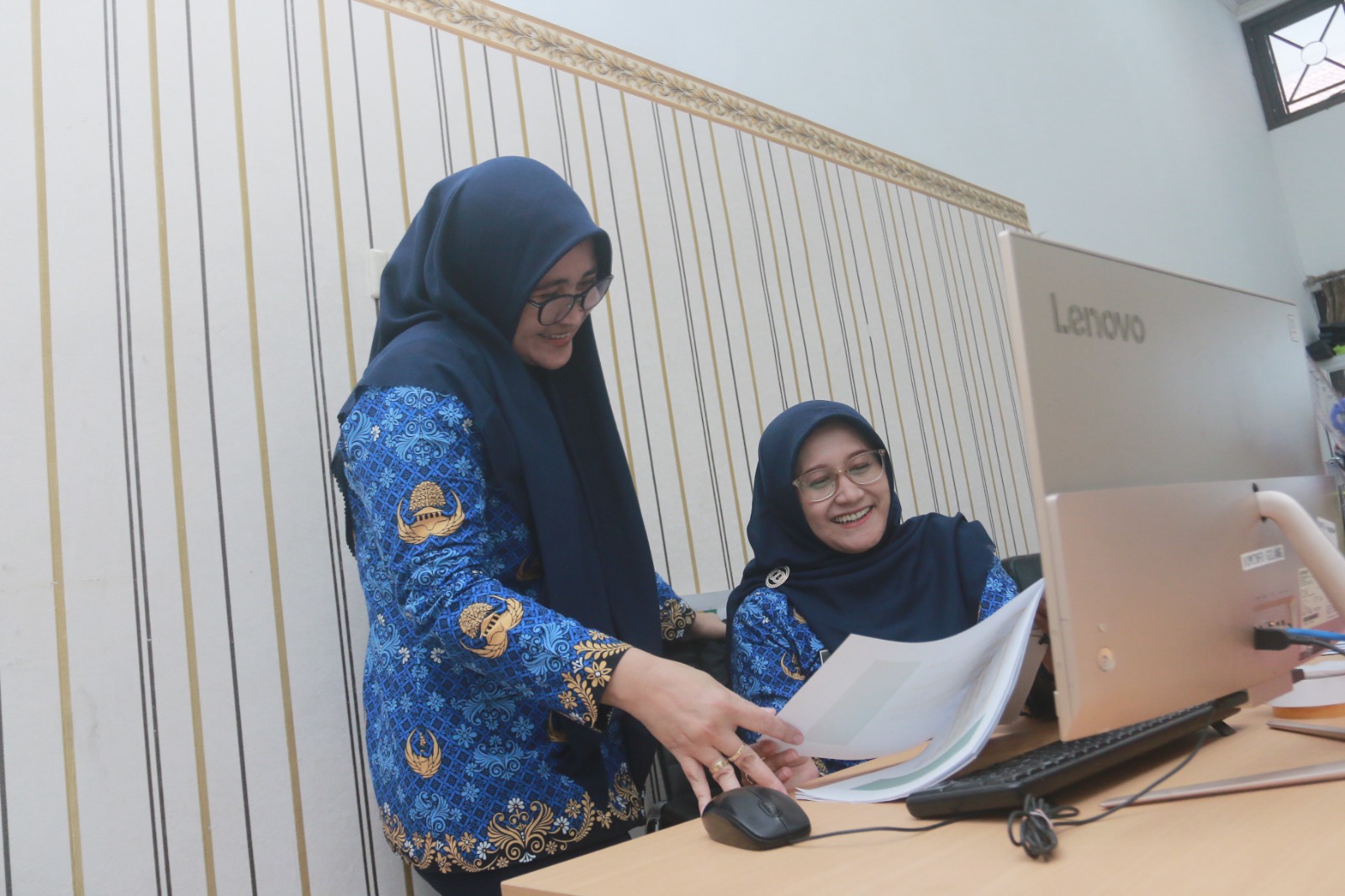 Ilustrasi ASN di pemerintah daerah sedang bekerja.
