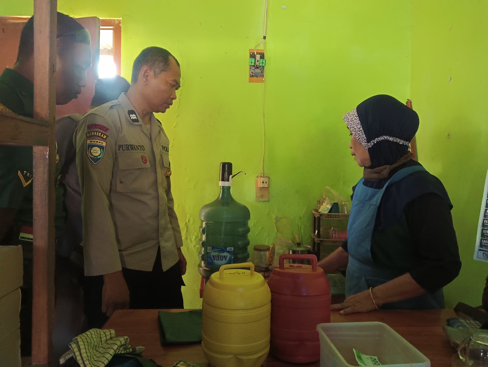 PENCURIAN: Polisi melakukan olah TKP di lokasi pembobolan toko di Jalan Tanjung Manis kemarin (19/3). (ERLITA HERMINIGSIH/JAWA POS RADAR MADIUN)