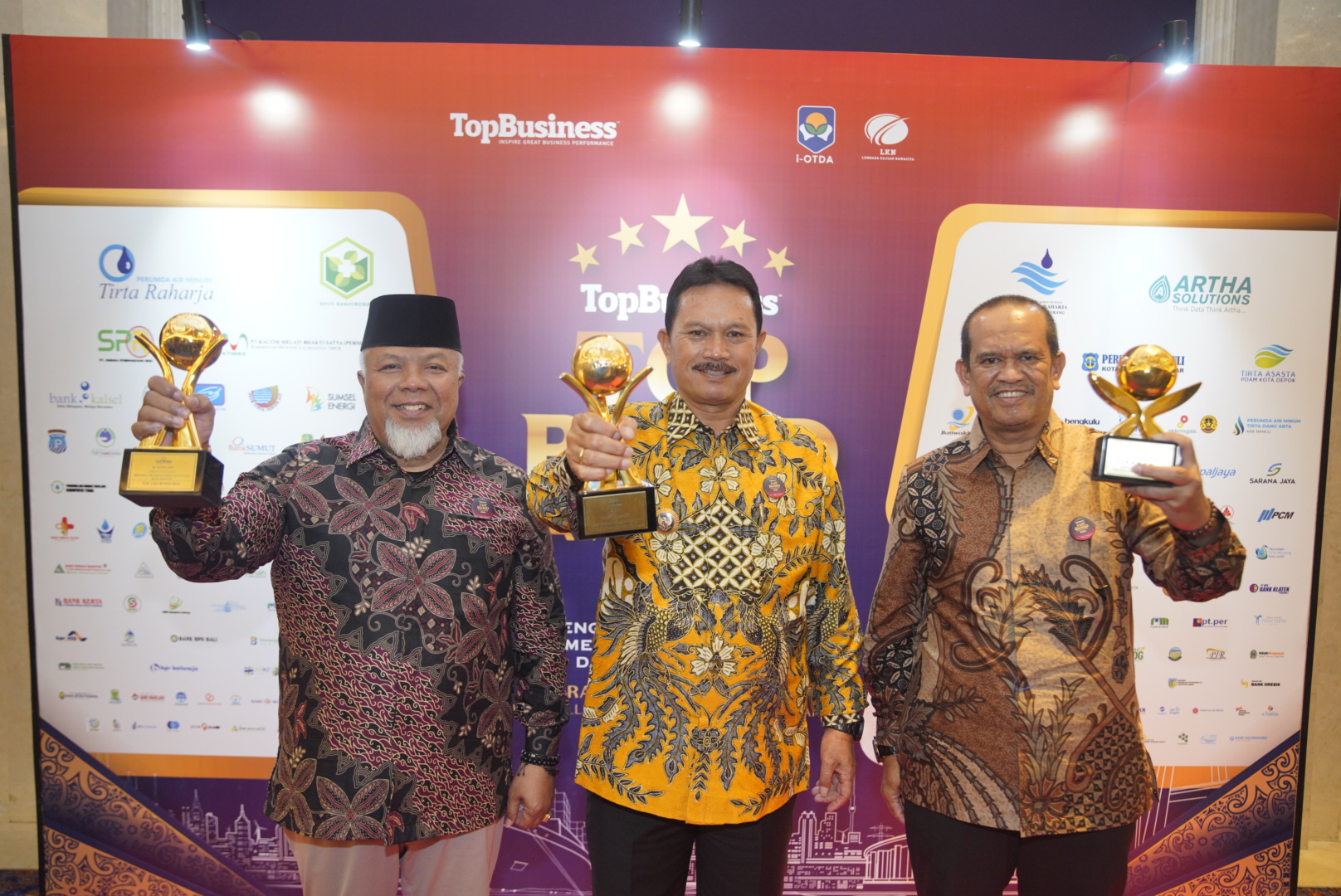 PRESTASI: Dari kiri, Dirut Perumdam Tirta Taman Sari Suyoto, wali kota Maidi dan Sekda Kota Madiun Soeko Dwi Handiarto dalam penganugerahan Top BUMD Awards 2024. (DISKOMINFO FOR RADAR MADIUN)