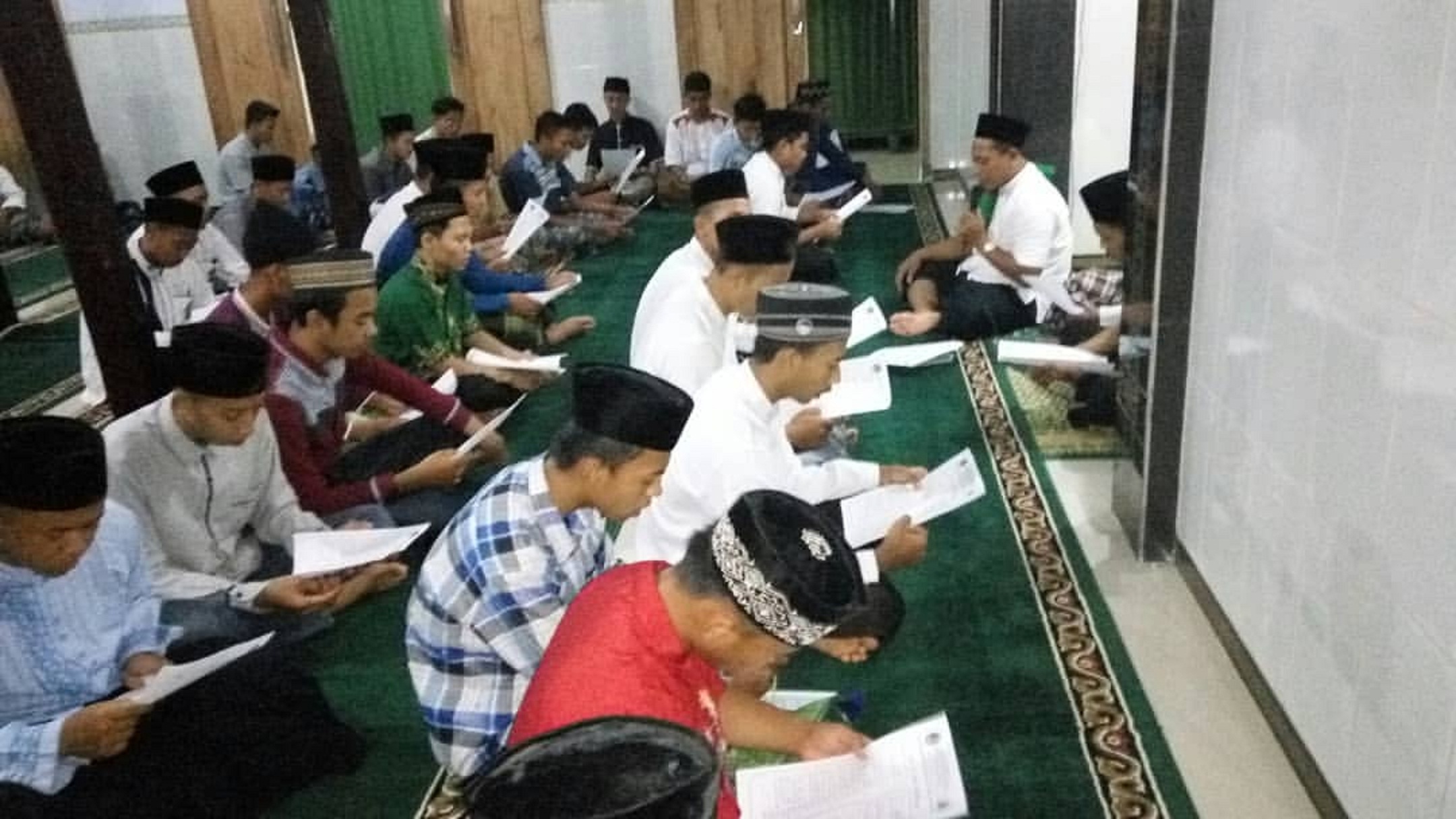 ADHEM AYEM: Masjid Tiban Nurul Huda ora nate sepi wong ngibadah. (NUR CAHYONO/RADAR MADIUN)