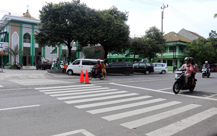 MENGKHAWATIRKAN: Warga was-was saat menyeberang menuju maupun pulang dari Masjid NU di Jalan Sultan Agung Ponorogo sejak pemberlakuan uji coba uji coba one way 14 Februari lalu.