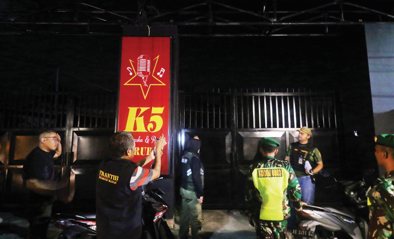 ZONK: Petugas gabungan nihil hasil pada gelaran razia pekat garda di area Caruban, Senin (19/3) malam. (R. BAGUS RAHADI/RADAR MADIUN)
