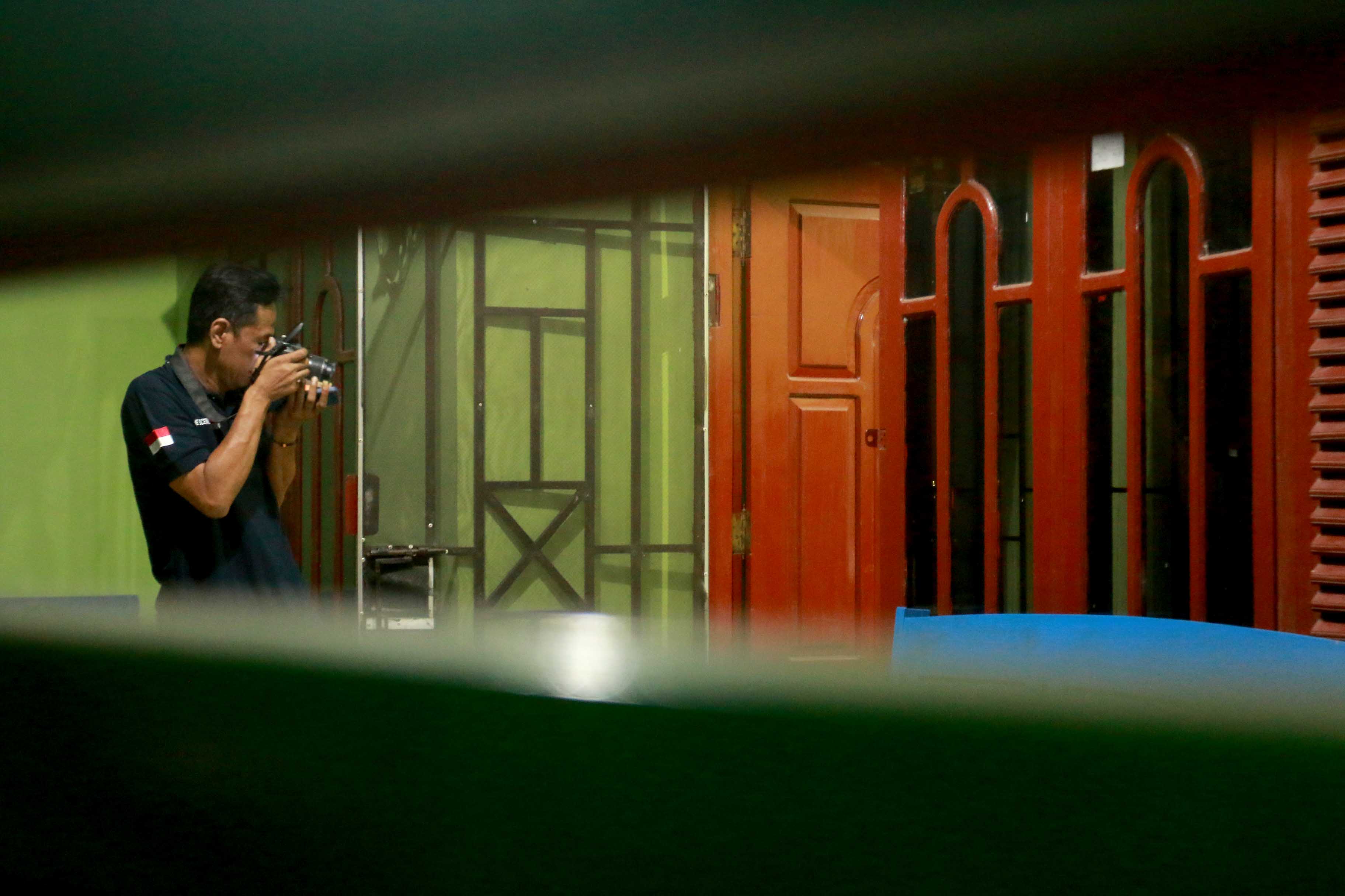 CARI BUKTI: Tim Inafis Polres Madiun Kota melakukan olah TKP di rumah Suwarno di Kelurahan Kelun, Rabu (20/3) malam.&nbsp;(BAGAS BIMANTARA/RADAR MADIUN)