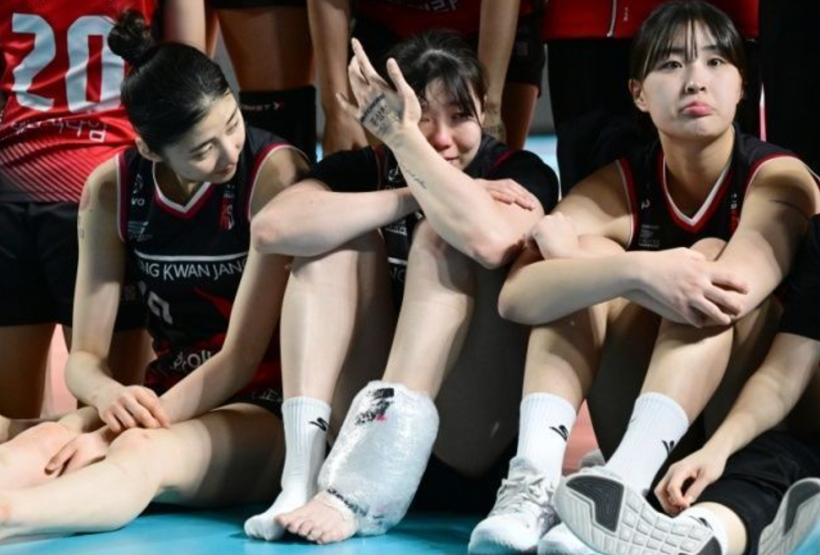 PEMAIN KUNCI: Lee So-young (tengah), kapten Red Sparks, menangis usai mengalami cedera parah. (KOVO)