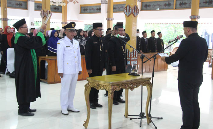 PENGAMBILAN SUMPAH: Bupati Ngawi Ony Anwar Harsono melantik puluhan pejabat eselon II hingga IV di Pendapa Wedya Graha, Rabu (20/3) kemarin.