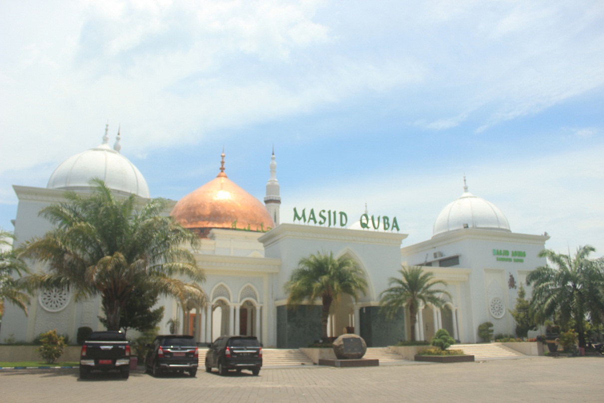 NUNGGU WEKTU: Nem kubah Masjid Quba, Kabupaten  Madiun, durung digenti nganti Idul Fitri mengko. (LODITYA FERNANDEZ/RADAR MADIUN)