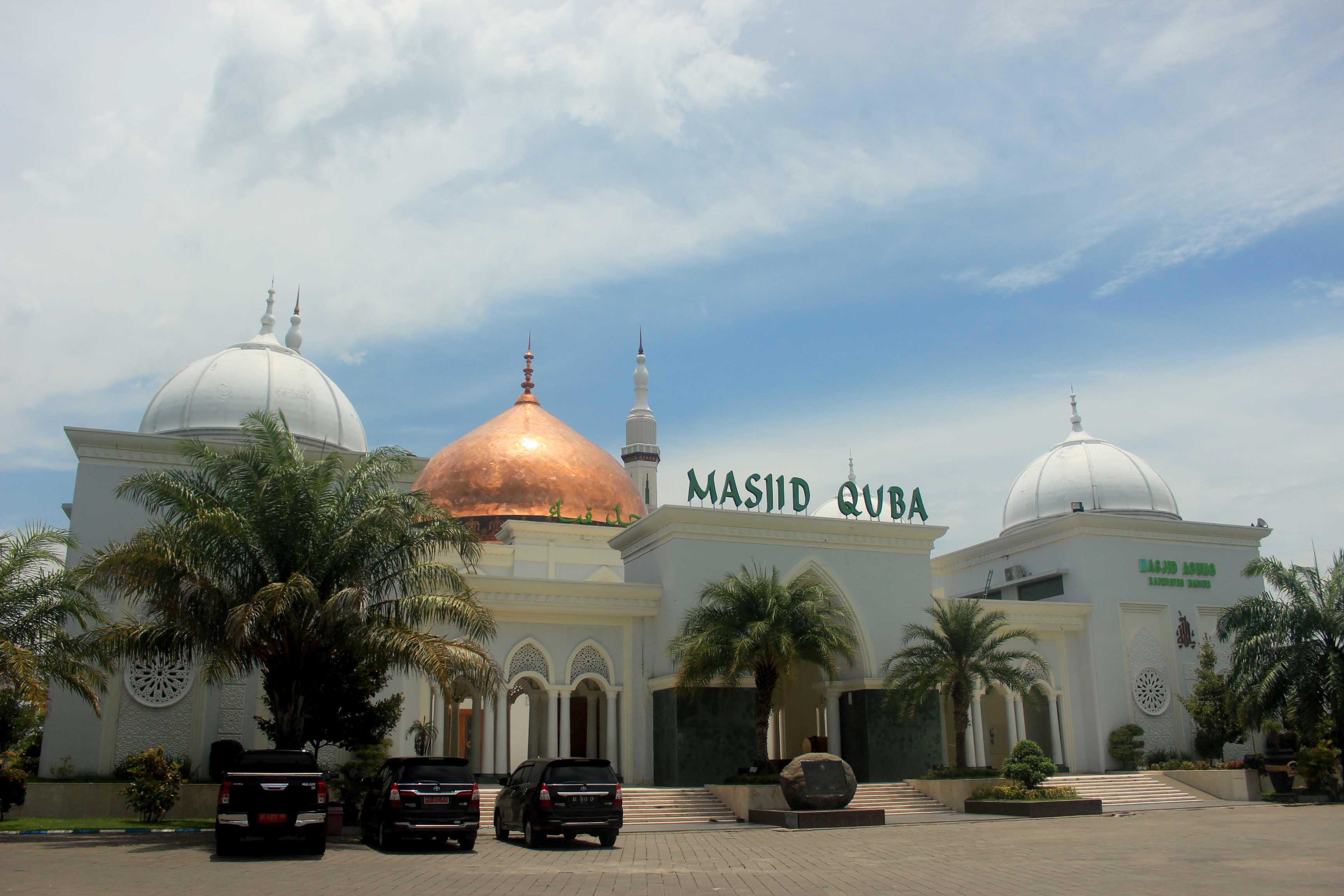 TUNGGU WAKTU: Kubah Masjid Quba belum diganti jelang hari raya Idul Fitri nanti. (LODITYA FERNANDEZ/RADAR MADIUN)