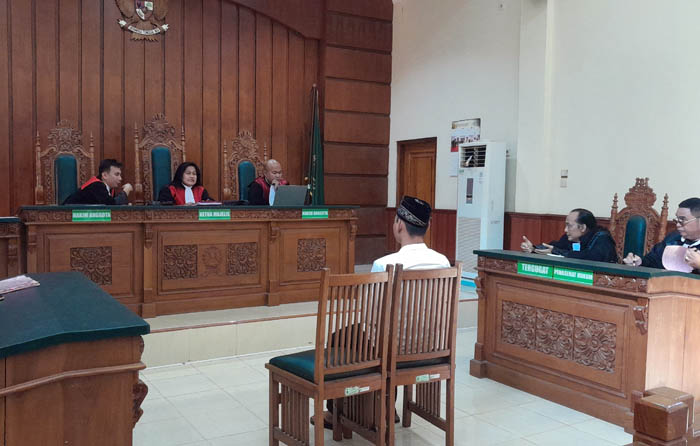 PENGADILAN: Suasana sidang pembacaan dakwaan terhadap Abhinaya Caesareo dalam perkara penganiayaan di PN Ngawi, Rabu (20/3) kemarin.
