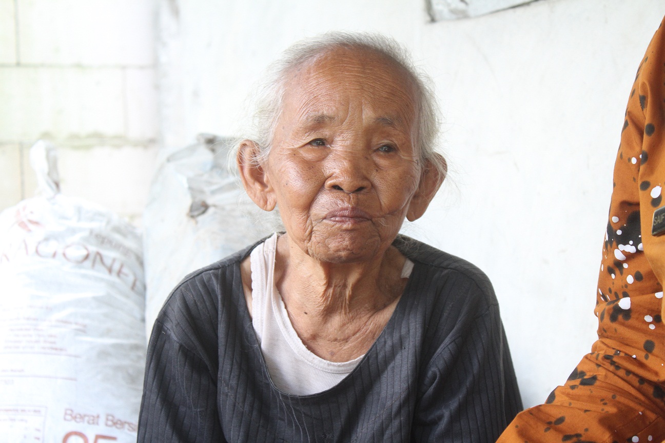 SEGER WARAS: Mbah Semi, lansia 90 taun, warga Desa Gebyog, Kecamatan Kartoharjo, Kabupaten  Magetan. (AJI PUTRA/RADAR MADIUN)