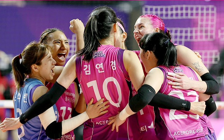 Selebrasi pemain Pink Spiders usai memenangi pertandingan.