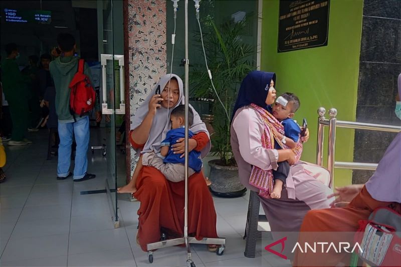 PANIK: Warga Tuban yang sedang dirawat di rumah sakit keluar dari ruangan usai gempa, Jumat (22/3). (ANTARA)