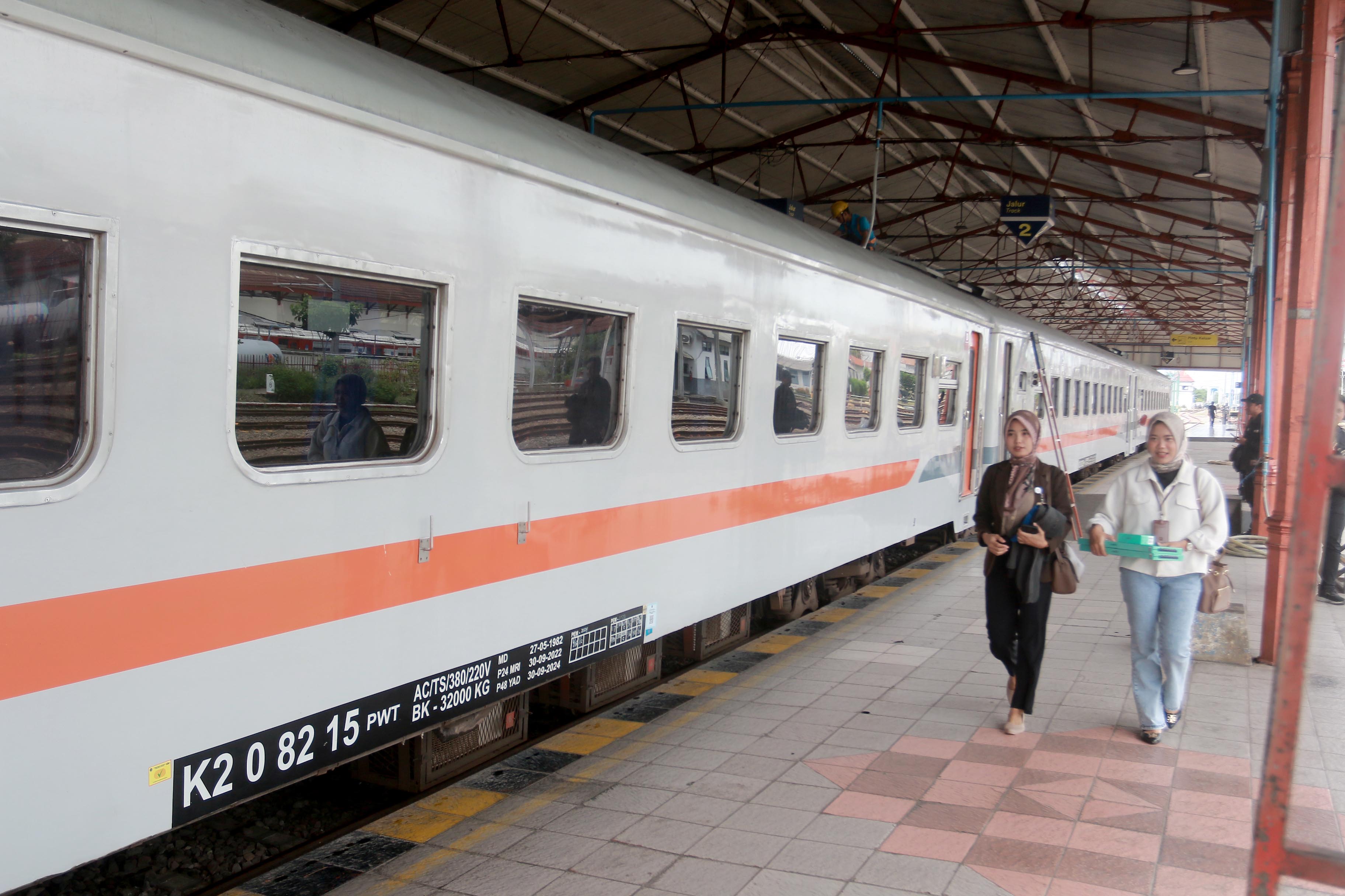 SEGERA RENCANAKAN PERJALANAN: Tiket KA masa angkutan Lebaran di Daop 7 Madiun hampir habis. (BAGAS BIMANTARA/RADAR MADIUN)