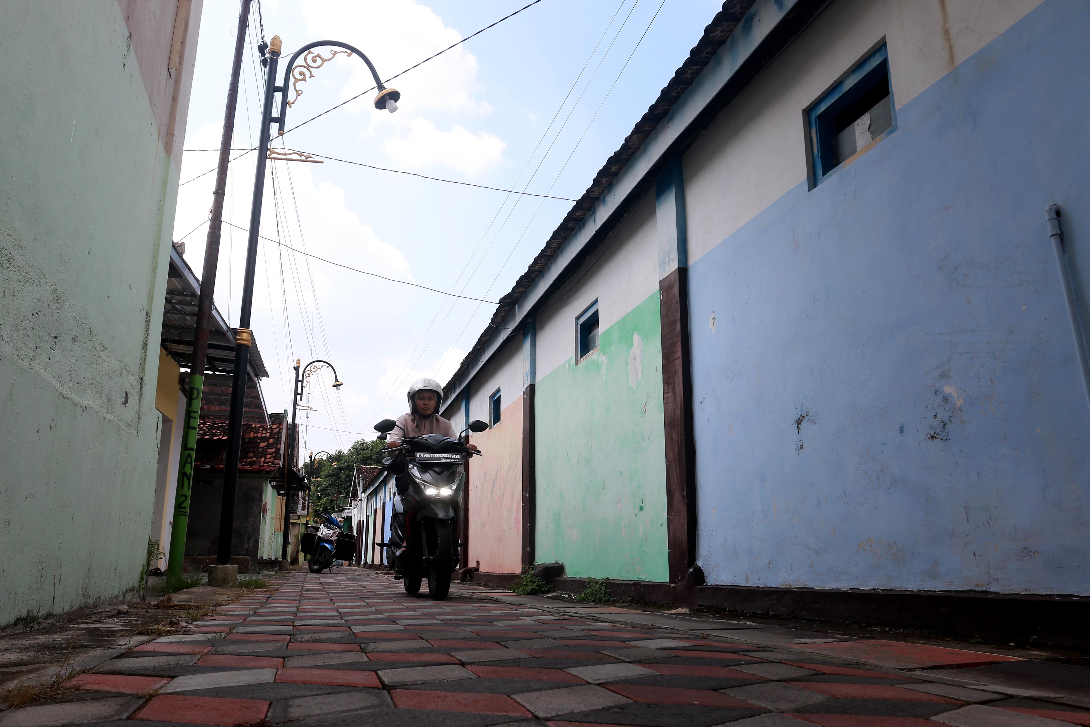 PADAT KARYA: Program pavingisasi dan pemasangan lampu PJU di Kota Madiun ditargetkan selesai seluruhnya sebelum Lebaran. (BAGAS BIMANTARA/JAWA POS RADAR MADIUN)