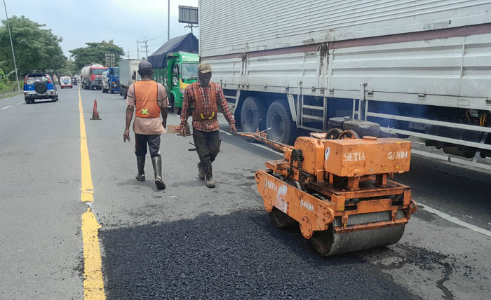 Ilustrasi foto : Bupati Ngawi Ony Anwar Harsono minta maaf terbuka ke netizen akibat jalan nasional yang berlubang.