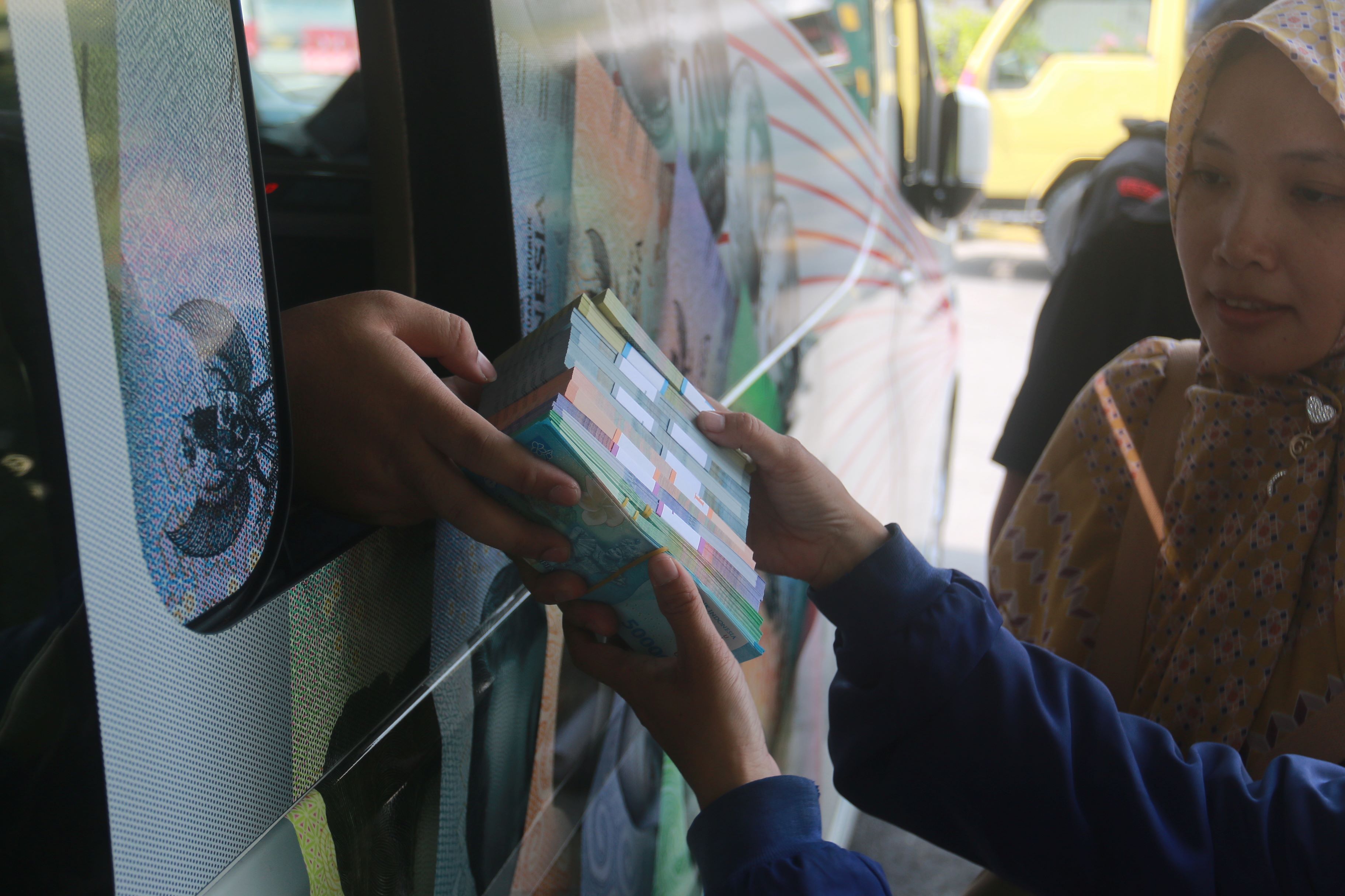 ANTREAN PANJANG: Suasana layanan penukaran uang yang digelar BI Kediri di Alun-Alun Kota Madiun, Kamis (21/3).&nbsp;(R. BAGAS BIMANTARA/RADAR MADIUN)