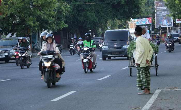 SATU ARAH:&nbsp;Kepadatan di ruas Jalan Sultan Agung dalam uji coba&nbsp;one way&nbsp;tahap pertama dipecah seiring perubahan arus dalam uji coba tahap dua, Sabtu (23/3).