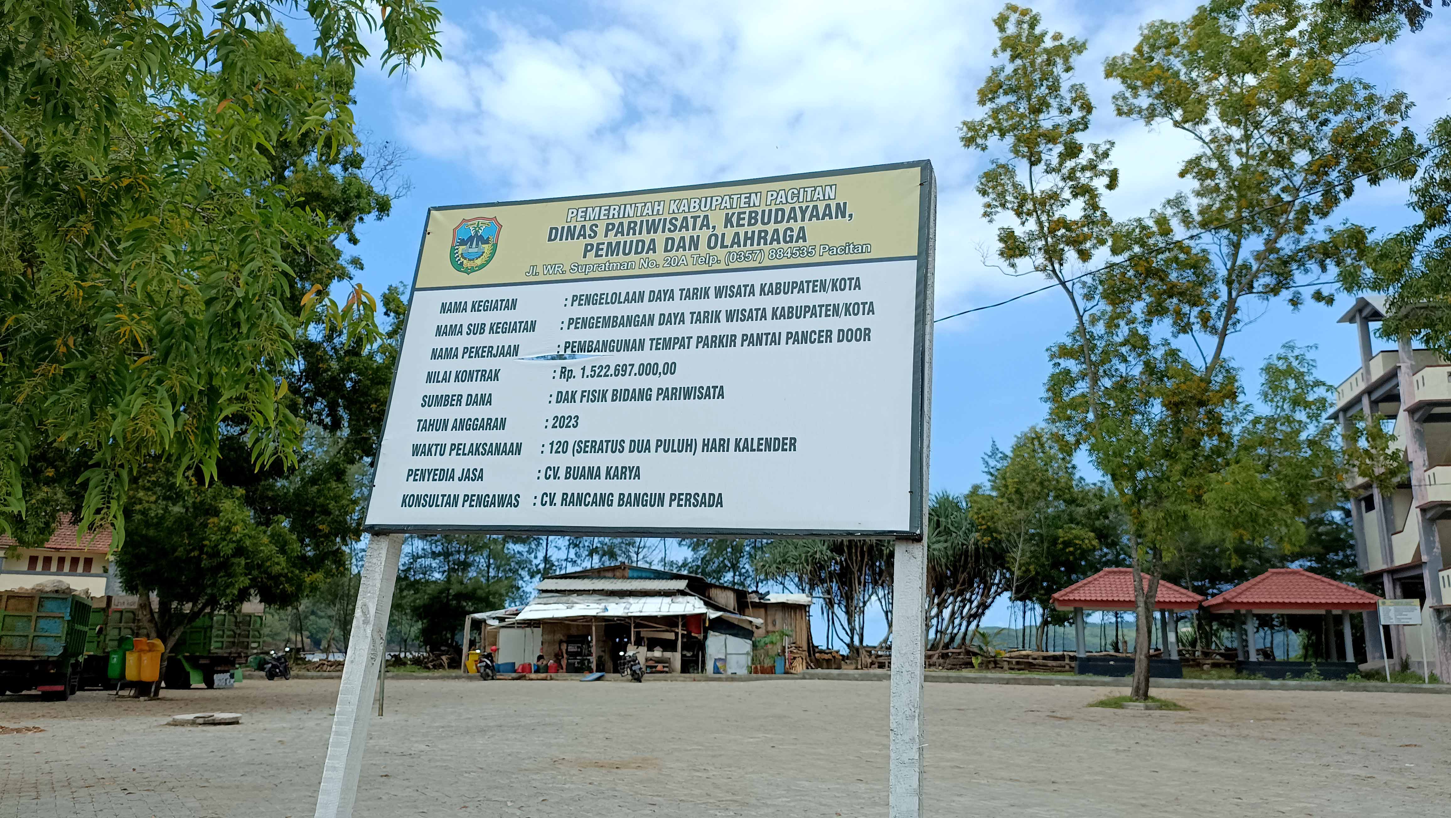 BAKAL MUSPRA: Papan nama proyek lahan parkir masih terpasang di kawasan Pantai Pancer Door, pertanda proyek masih baru. (NUR CAHYONO/RADAR PACITAN)
