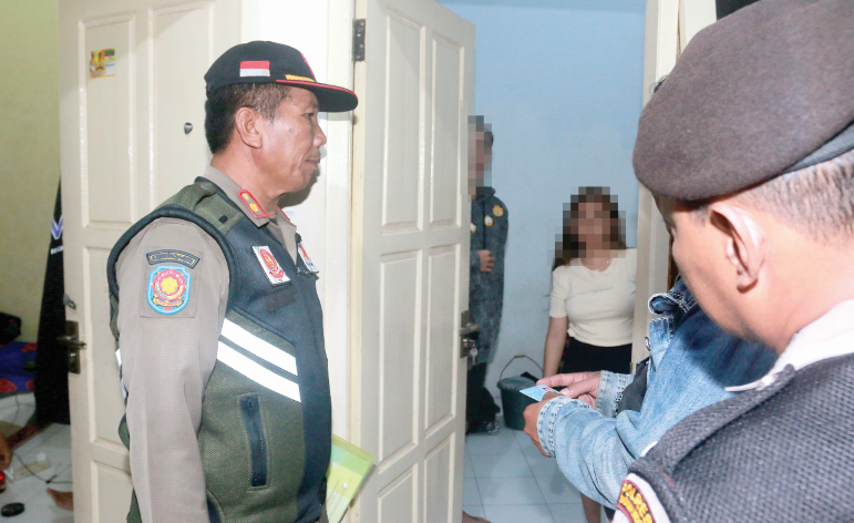 RAZIA: Petugas dari Satpol PP dan TNI/Polri melakukan razia cipta kondisi pada malam bulan Ramadan di sejumlah rumah kos, Rabu (20/3) malam hingga Kamis (21/3). (BAGAS BIMANTARA/RADAR MADIUN)