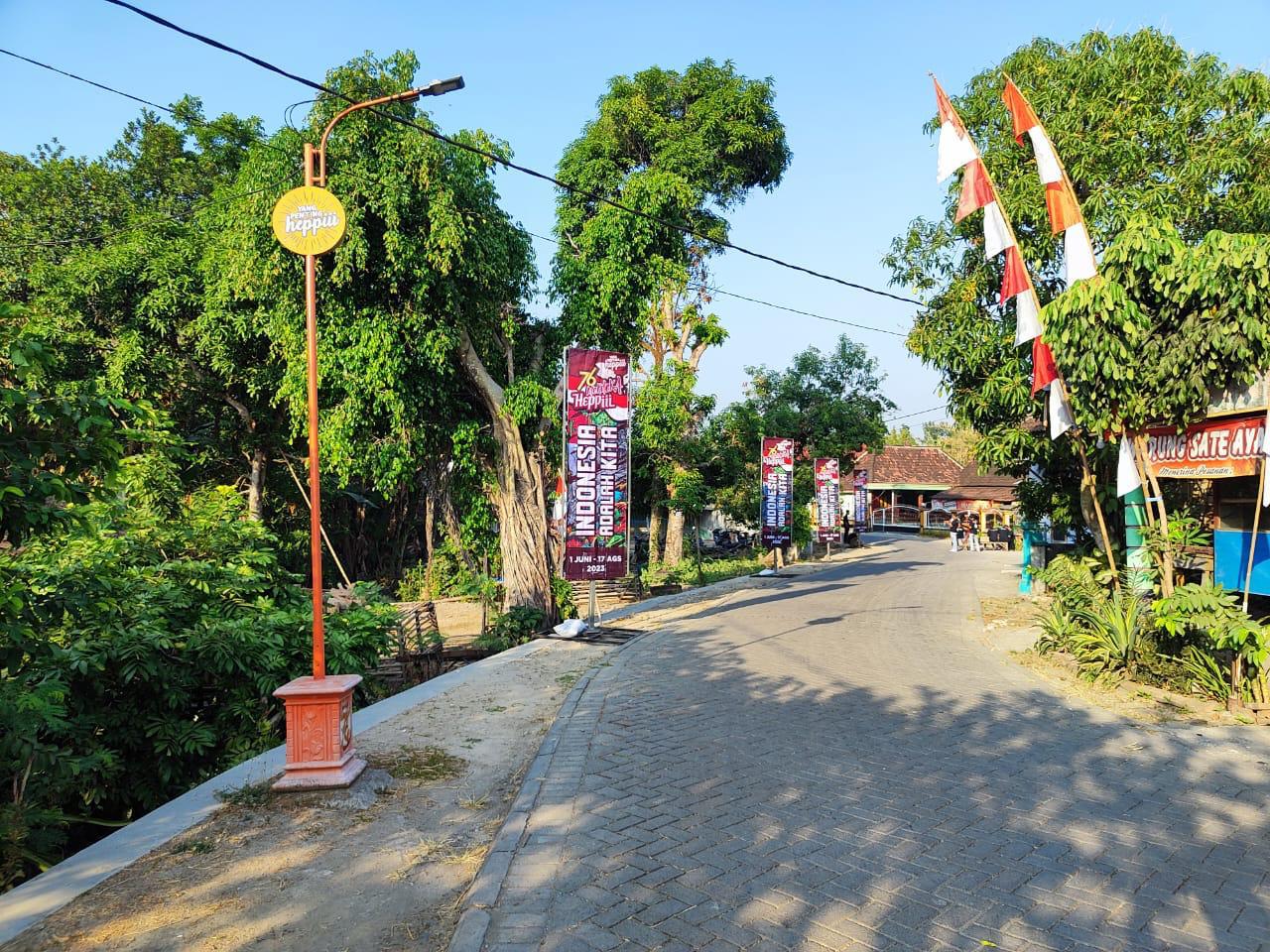 TERANGI DESA: Fasilitas publik seperti lampu penerangan jalan (PJU) yang telah terpasang di sejumlah desa di Madiun, Ngawi serta Magetan. Pemasangan PJU dalam rangka kegiatan Ramadhan Heppiii 2024.
