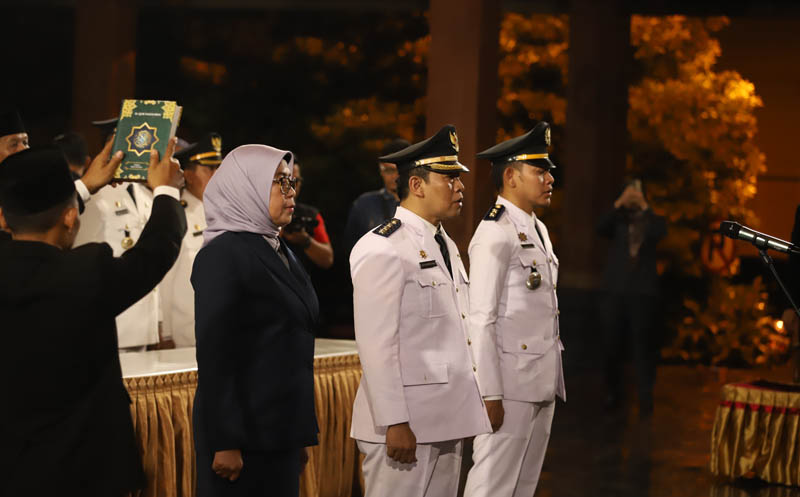 Bupati Ponorogo Sugiri Sancoko melantik Besse Tenri Sampeang sebagai Kepala Bakesbangpol Ponorogo, Maret 2024 lalu. Ia merupakan istri dari Sekda Ponorogo Agus Pramono.