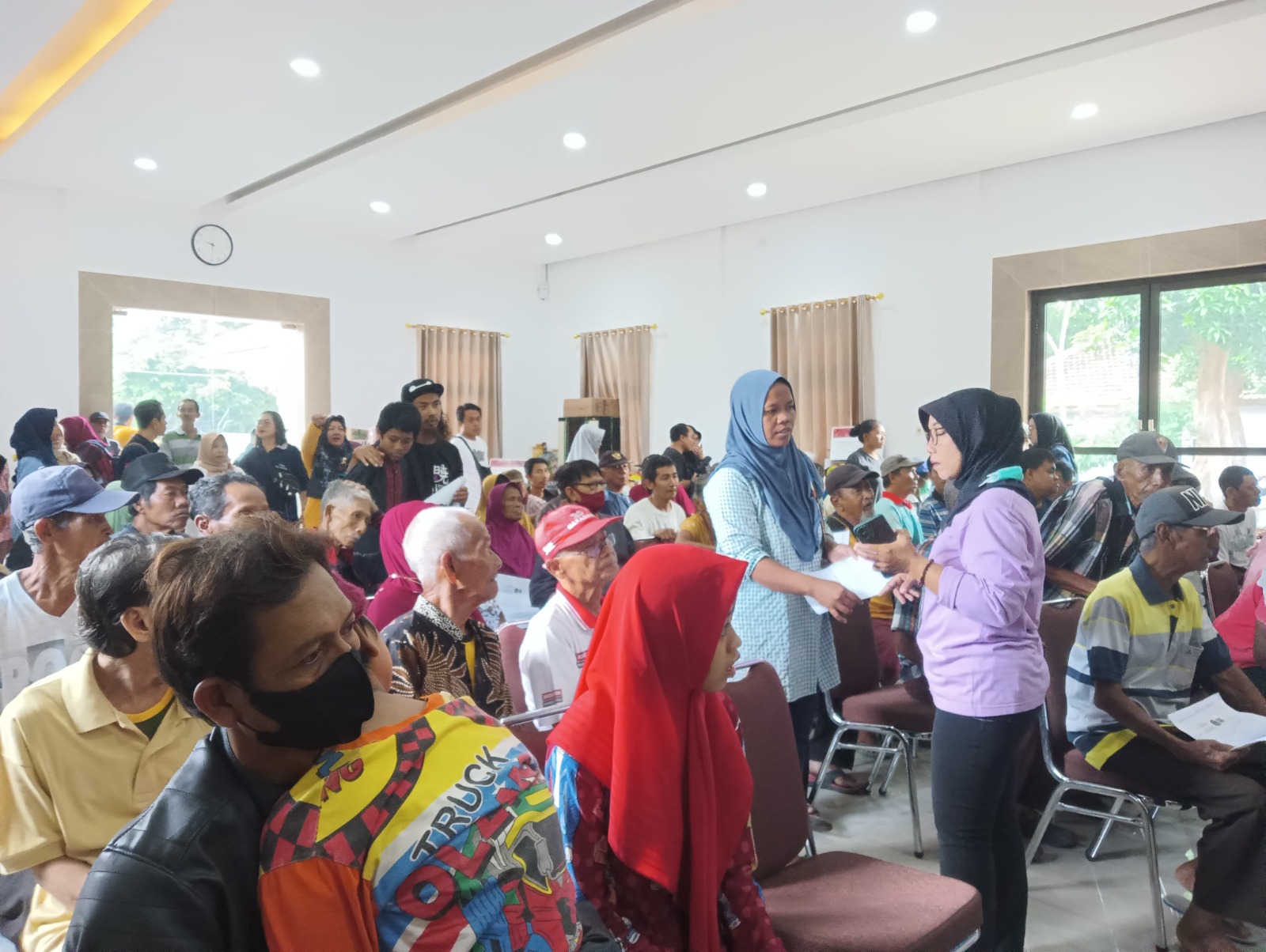 DEMI KESEJAHTERAAN: Penyaluran bantuan atensi kemensos bagi PPKS di Kota Madiun. (ERLITA HERMININGSIH/JAWA POS RADAR MADIUN)