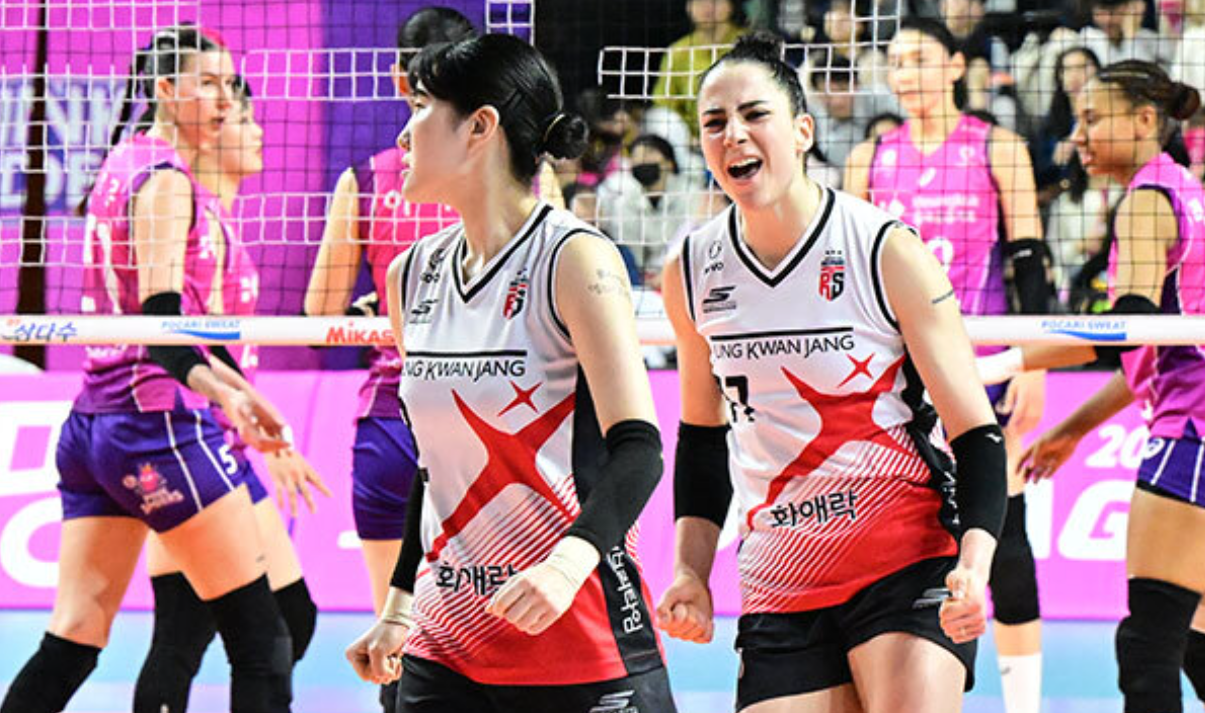 KEOK: Para pemain Red Sparks saat Play Off Semifinal Liga Voli Korea melawan Pink Spiders, Jumat (22/3). (NAVER)