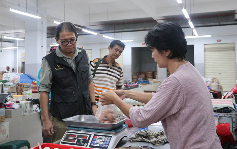SAMPEL:&nbsp;Petugas Bapanas memeriksa ketersediaan pangan dan kandungan kimia berbahaya&nbsp;&nbsp;dalam bahan makanan&nbsp;di&nbsp;Pasar&nbsp;Legi Ponorogo&nbsp;kemarin (22/3).