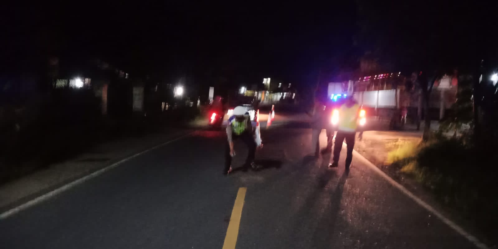 Unit Gakkum Satlantas Polres Pacitan melakukan oleh TKP di lokasi tabrakan dua motor. (ISTIMEWA)