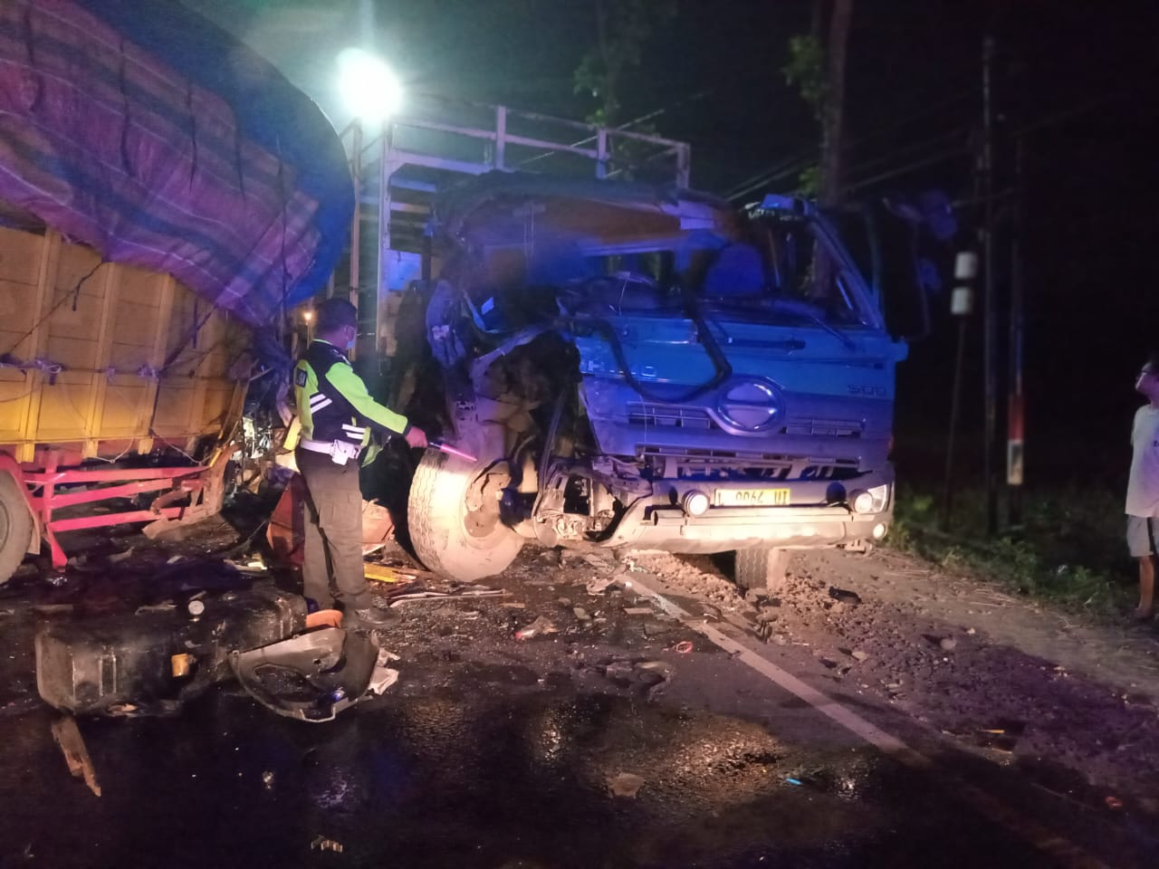 MERGA NGANTUK: Trailer lan praoto tabrakan neng Jalan Ngawi-CarubanSetu (23/3) padhak esuk. (ASEP SYAEFUL BACHRI/RADAR MADIUN)
