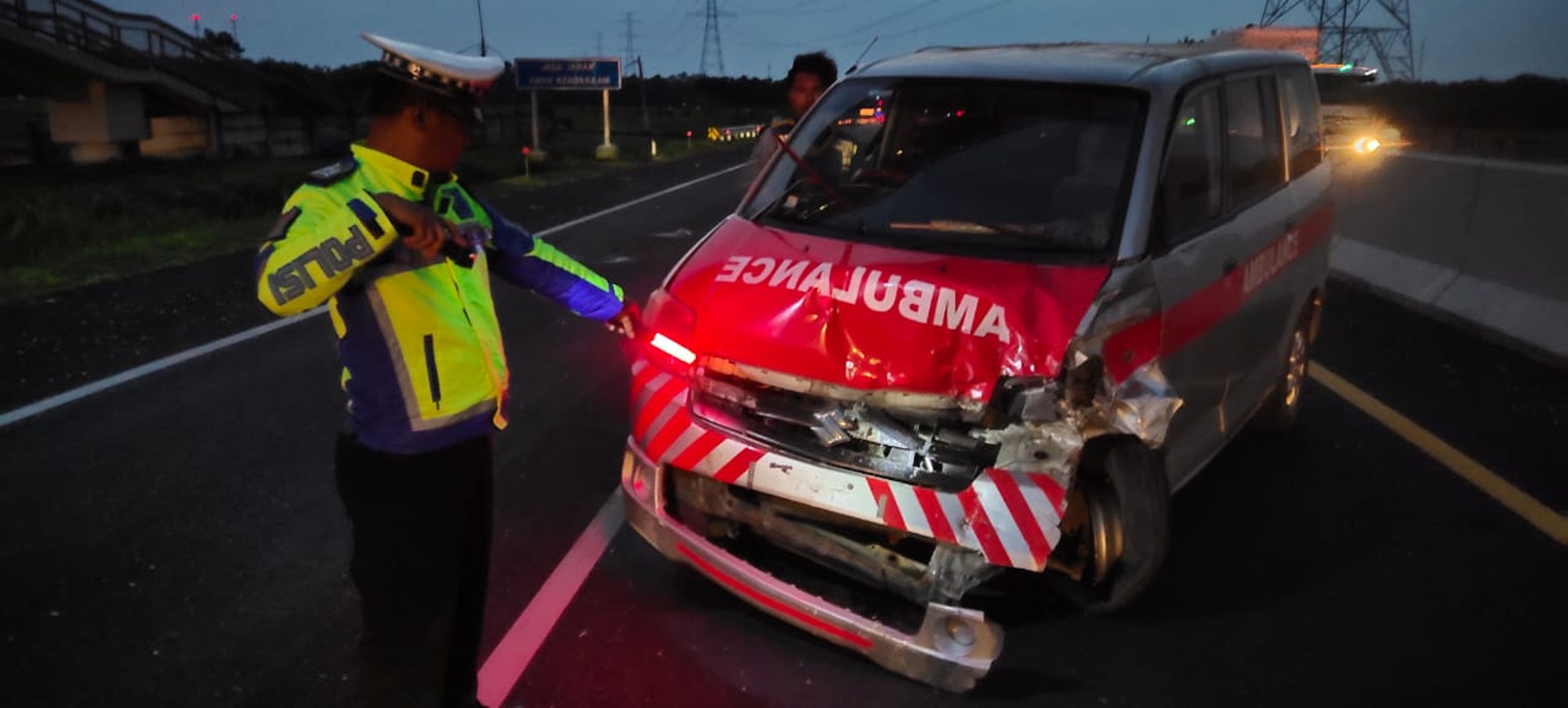 KEKESELAN: Mobil ambulans remuk sawise nyruduk Avanza neng Tol Ngawi-Solo, Setu (23/3) sore. (ASEP SYAEFUL BACHRI/RADAR MADIUN)