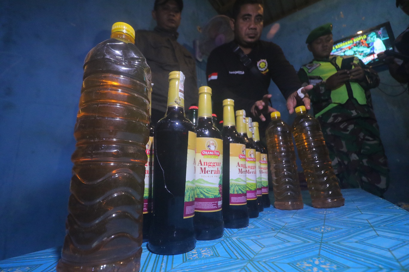 DIAMANAKE: Petugas gabungan Kabupaten Madiun nemokake warung kopi ngedol miras. (R. BAGUS RAHADI/RADAR MADIUN)