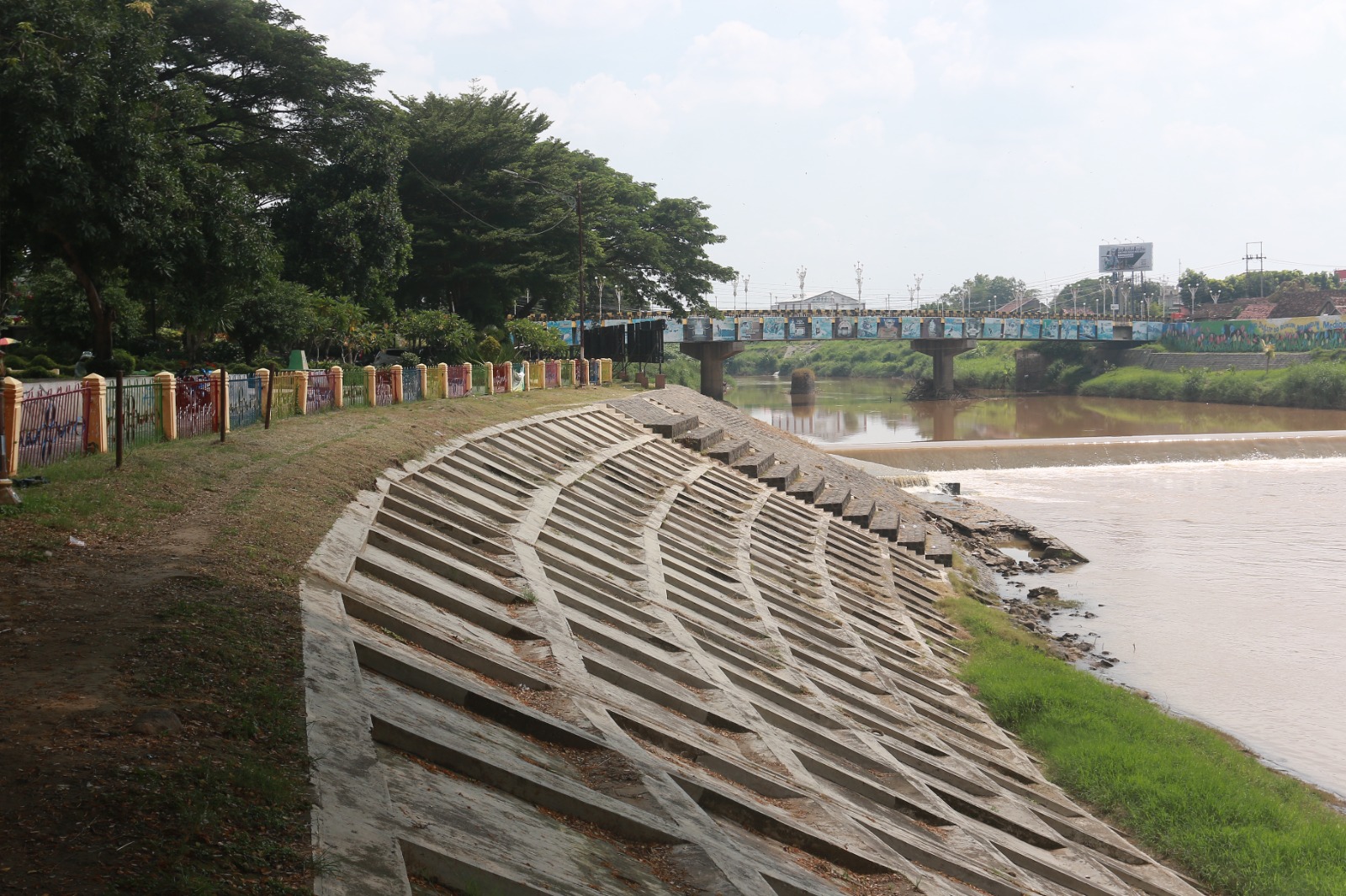 Bantaran Kali Madiun menjadi lokasi pembangunan replika Tembok Besar China. (BAGAS BIMANTARA/RADAR MADIUN)