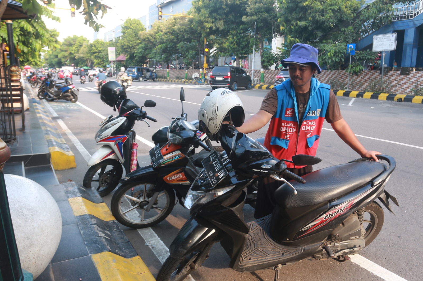 DILELANG: Parkir tepi jalan umum kembali dipihakketigakan oleh Pemkot Madiun untuk optimalisasi PAD. (BAGAS BIMANTARA/JAWA POS RADAR MADIUN)